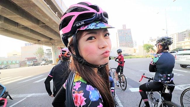 單車蜜糖女孩　靠這一「躺」養嫩滑肌
