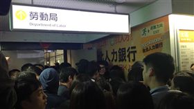復航解雇案第五度強制協商破裂　復航工會衝勞動局唱歌　盧冠妃攝
