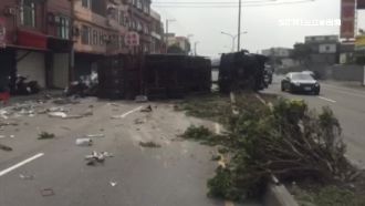 影／滿地廢鐵料…貨運車翻覆險壓旁車