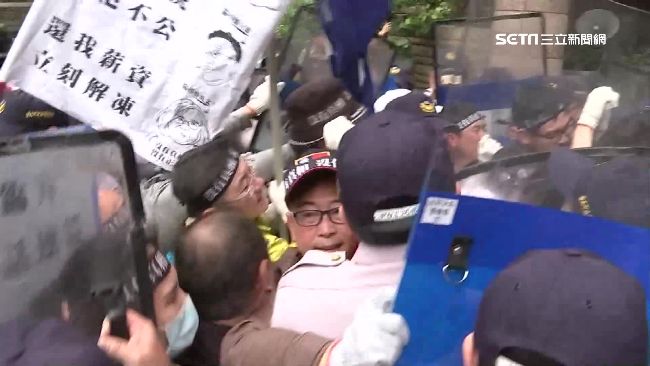 抗議凍結黨產領嘸薪　藍黨工衝勞動部