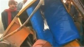 巴基斯坦，鐵路意外，列車撞黃包車（圖／翻攝自推特）