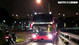 丘姓司機因不熟路況竟將遊覽車逆向開上北山大橋的機車引道（翻攝自《汐止集團》）