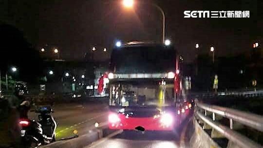 遊覽車闖進機車道　司機酒駕辯路不熟