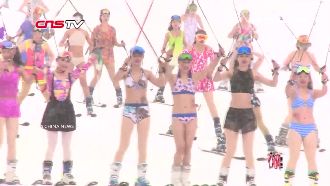 美女穿比基尼滑雪　搶賺冬季觀光財