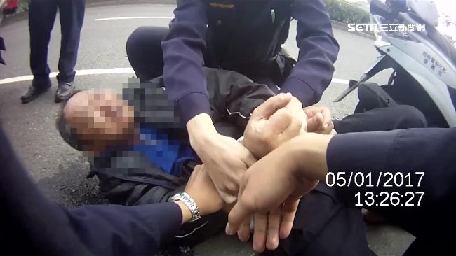 瘖啞伯偷車騎　遭捕還比「讚」誇警