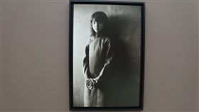 馮君藍肖像攝影作品感動對岸
台灣牧師與攝影家馮君藍的「微塵聖像」系列作品在中國大陸引起迴響，圖為在上海攝影藝術中心的展覽。攝影家阮義忠曾評價，他的作品「不是容顏的留影，是靈魂的肖像」。（資料照片）
中央社記者張淑伶上海攝  106年1月7日
