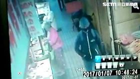 陳姓珠寶店老闆遭1名槍手連開五槍，造成他左右膝蓋及右小腿均中槍，得手後便竄入建國市場逃逸（翻攝畫面）