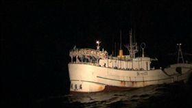 歷年最多　海巡查獲40名越南偷渡客　
海巡署6日晚間在宜蘭縣三貂角東方9.2浬處，查獲漁船
「穩順滿66號」（圖）載著40名越南籍偷渡客，人數為
歷年最多。
（民眾提供）
中央社記者王朝鈺傳真　106年1月7日