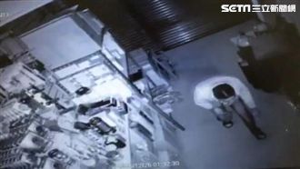 絲襪大盜拿雨傘擋臉　滑稽模樣全都錄