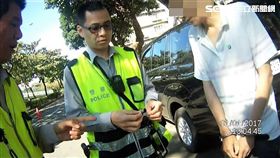 吳男將安非他命及吸食器藏在機車電瓶槽內，仍被懂車的警察找出（翻攝畫面）