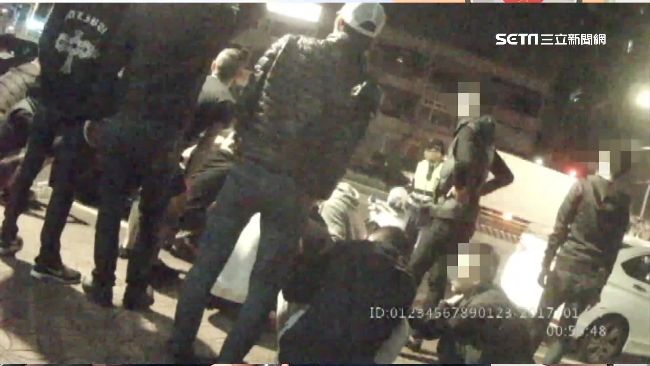 大批黑衣男辯稱車聚　警搜車起出刀械