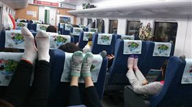 南韓遊客台鐵上抬腳(圖/翻攝自台鐵家族臉書)