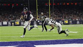 ▲德州人四分衛Osweiler自己跑2碼進達陣區得分。（圖／美聯社／達志影像）