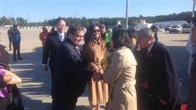 美眾議員費倫侯迎接蔡英文(圖/翻攝自費倫侯臉書)