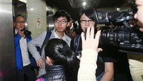 香港眾志秘書長黃之鋒（左2）8日出席時代力量舉行的
台港議員論壇，因航班因素，提前離開會場。他表示，
來台灣之前就已經想過會面對示威，但搭乘飛機航班、
住的飯店資訊被掌握並遇到示威，非常奇怪。
中央社記者徐肇昌攝  106年1月8日