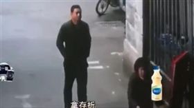 身懷絕技「點穴男」？男謊稱「點了死穴」　大媽遭騙萬元
圖翻攝自新浪視頻
http://video.sina.com.cn/p/news/o/doc/2017-01-05/165465497387.html