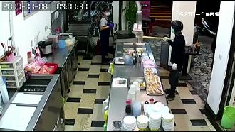 男持球棍搶劫　遭店員拿鏟子「完勝」