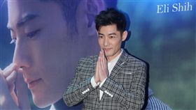 施易男睽違20年再發片，好友六月送上薑餅屋祝福。（記者邱榮吉/攝影）