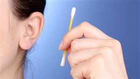 挖耳朵（圖／翻攝自健康網站Health）