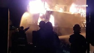 連續燒12小時　東港漁船烈焰照夜空