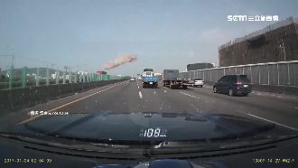 國道對向飛來木板　轎車逃不了衰挨砸