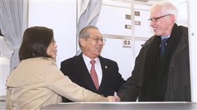 蔡英文、蔡總統抵休士頓　AIT主席莫健接機／中央社記者吳翊寧休士頓攝