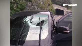 蘇花驚魂！落石砸中轎車上方駕駛險死