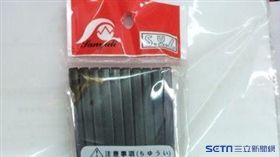 北市衛生局查驗出勝寶百貨行販售的筷子(黑)含甲醛10.9ppm違規。（圖／台北市衛生局提供）