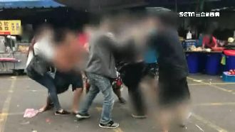 不滿違規擺攤　騎士嗆檢舉遭攤商圍毆