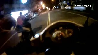 通緝犯見警心虛逃逸　勇警飛踢逮正著