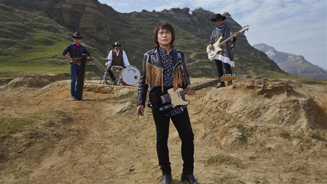 今晚首播！伍佰兩首新歌「黏」一起