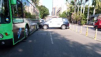 警車撞公車再遭追撞　所長稱炫光釀禍