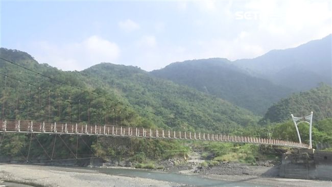 封鎖禁入　遊客無視硬闖10米高吊橋