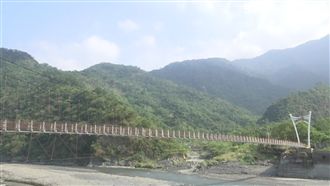 封鎖禁入　遊客無視硬闖10米高吊橋