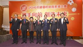 台灣運彩績優經銷商表揚大會，左起為台灣運彩處長陳偉哲、台灣運彩總經理林博泰、體育署綜規組組長劉姿君、台灣運彩董事長顏文熙、體育署副署長王水文、威剛科技副董事長周守訓、威剛科技副總林天瓊。（圖／台灣運彩提供）
