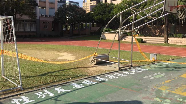 球場禮讓「少數性別」　校長澄清…