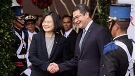 蔡總統與宏國總統會晤（2）
總統蔡英文（左）出訪中美洲友邦，第一站抵達宏都拉
斯。蔡總統9日（當地時間）赴宏國總統府，與宏都拉
斯總統葉南德茲（Juan Orlando Hernandez）（右）會
晤，現場並演奏兩國國歌。
中央社記者吳翊寧宏都拉斯攝 106年1月10日