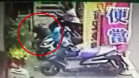 W婦人偷抱孩0600