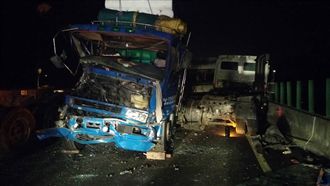 H型鋼鐵散落國道　4重車追撞3人傷