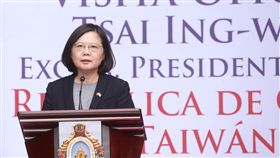 出訪中美洲友邦，第一站抵達宏都拉
斯。蔡總統9日（當地時間）赴宏國總統府，與宏都拉
斯總統葉南德茲（Juan Orlando Hernandez）會晤，並
在會晤後召開兩國元首記者會，說明會談內容。
中央社記者吳翊寧宏都拉斯攝 106年1月10日