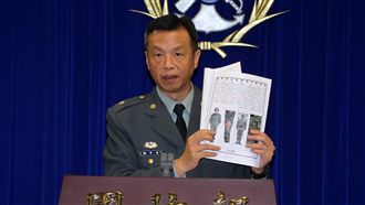 立正改握拳　國防發言人示範強調3好