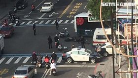 高雄騎士疑闖黃燈　擦撞公車生命垂危.七賢路口.林森路口（圖／民眾提供）