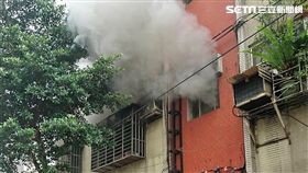 台北市文山區辛亥路4段一棟公寓2樓，今天中午12時許突然發生火警，消防人員撲滅後赫見1女性焦屍（翻攝畫面）