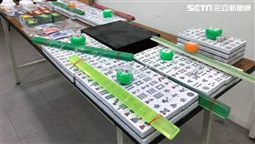 警方破獲麻將協會逮捕鄭姓負責人、陳姓女清潔員、劉姓女員工，以及賭客24人，並查扣賭資9萬餘元、監視器設備及帳單等證物。（楊忠翰攝）