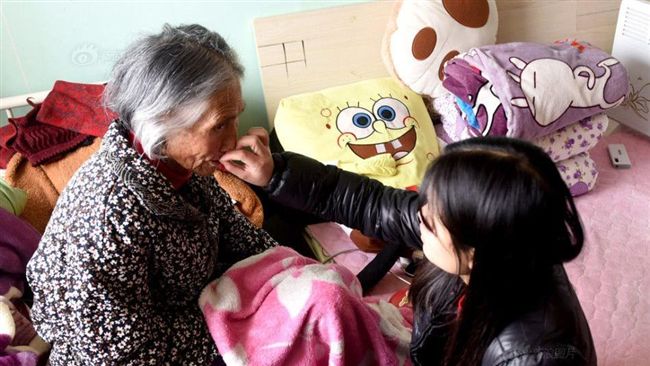 父親病逝　陸女大生帶9旬奶奶上大學