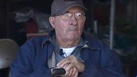 美國85歲老先生用拐杖破車窗救2名女子／foxnews