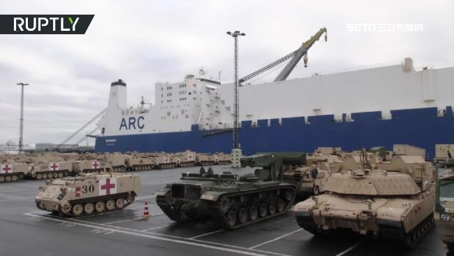 美俄再闢戰場！美軍大量裝甲車入東歐