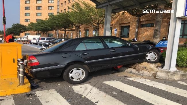轎車失控暴衝停車場 保全遭撞飛命危