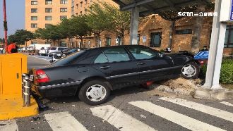 轎車失控暴衝停車場 保全遭撞飛命危