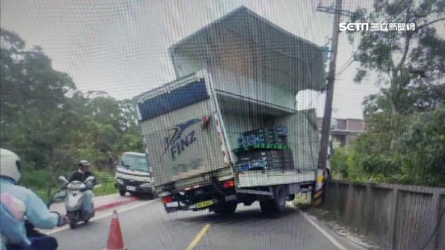 貨櫃車「蚌殼精」　車門撞破路邊圍牆